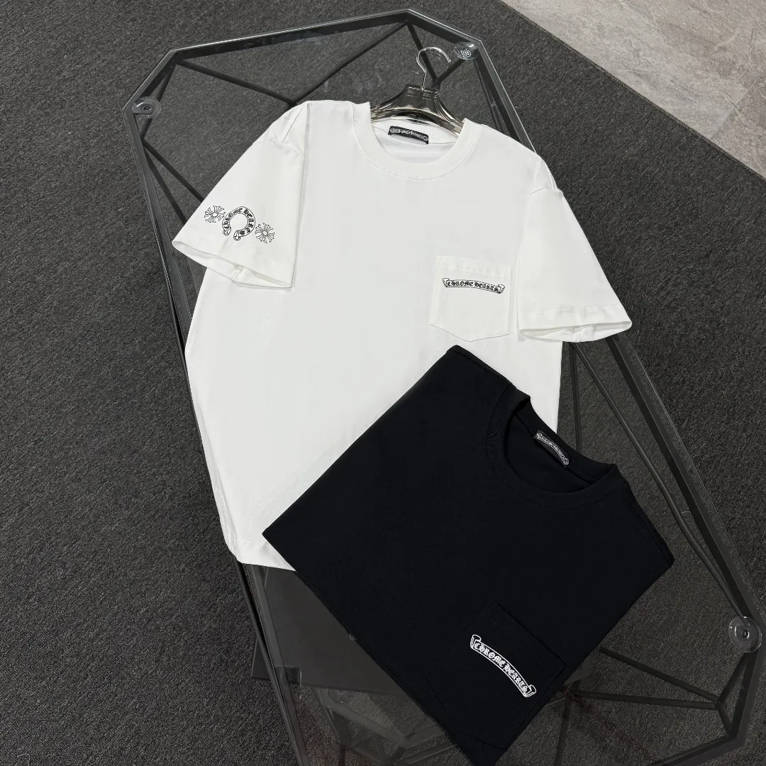 P170 Chrome Hearts 25 high-end versions. The fabric is made of 300 grams of high-density pure cotton. It does not deform or shrink. It has three labels. It is the same style for men and women. Technology: suede foaming + digital printing. Color: white, black. SIZE: S-XL.